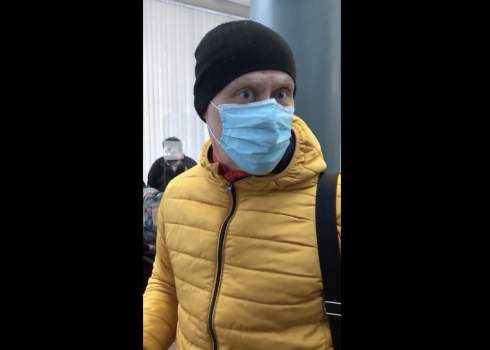 VIDEO: atbalstītāji sarīko skaļu drāmu pirms aktīvista Jāņa Sondara tiesas