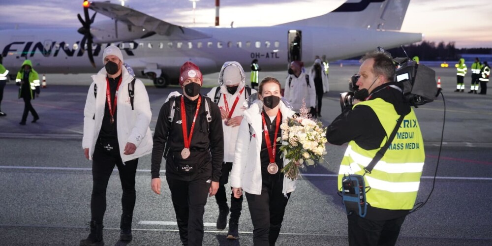 Lidostā "Rīga" piektdienas, 11. februāra pēcpusdienā ieradās Pekinas olimpisko spēļu medaļu ieguvēji.