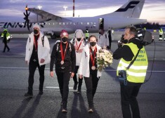 FOTO: lidostā "Rīga" sagaidīti Pekinas olimpisko spēļu medaļnieki