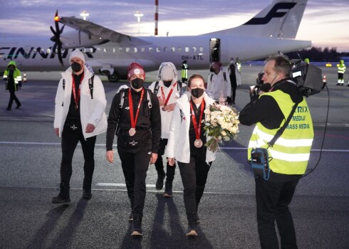 FOTO: lidostā "Rīga" sagaidīti Pekinas olimpisko spēļu medaļnieki