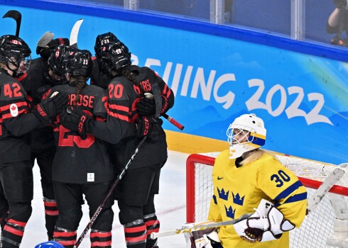 Kanādas hokejistes olimpiskā turnīra ceturtdaļfinālā sagrauj Zviedrijas izlasi