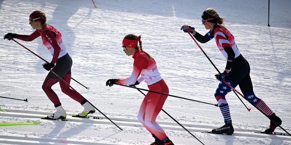 Latvijas slēpotājas olimpiskajā debijā stafetē izcīna 17. vietu un patraucē Norvēģijai cīņā par medaļām
