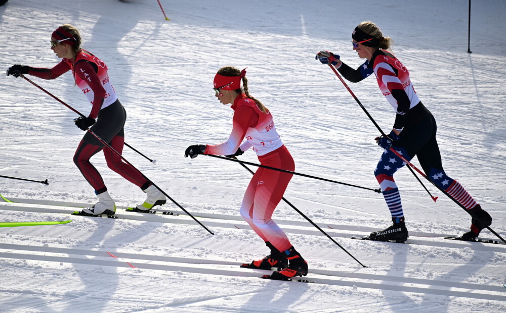 Latvijas slēpotājas olimpiskajā debijā stafetē izcīna 17. vietu un patraucē Norvēģijai cīņā par medaļām