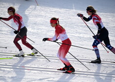 Patrīcija Eiduka (pa kreisi) pirmā posma vidū sāka tuvoties līderēm, bet tad nelaimīgi uzkāpa norvēģietes slēpes un abas sportistes nokrita.