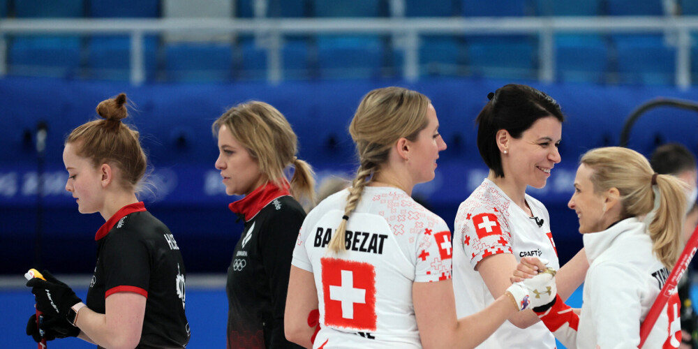 Šveices kērlingistes pēc panākuma.