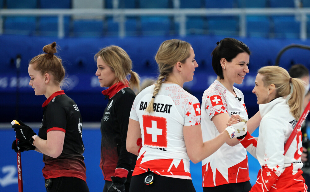 Šveices kērlingistes un Zviedrijas kērlingisti olimpisko turnīru turpina bez zaudējumiem
