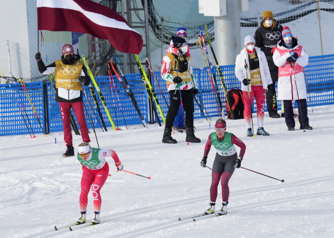 Latvijas slēpotāja Kitija Auziņa (nr.15) piedalās 4x5 kilometru slēpošanas stafetē sievietēm 2022.gada Olimpiskajās spēlēs Pekinā.