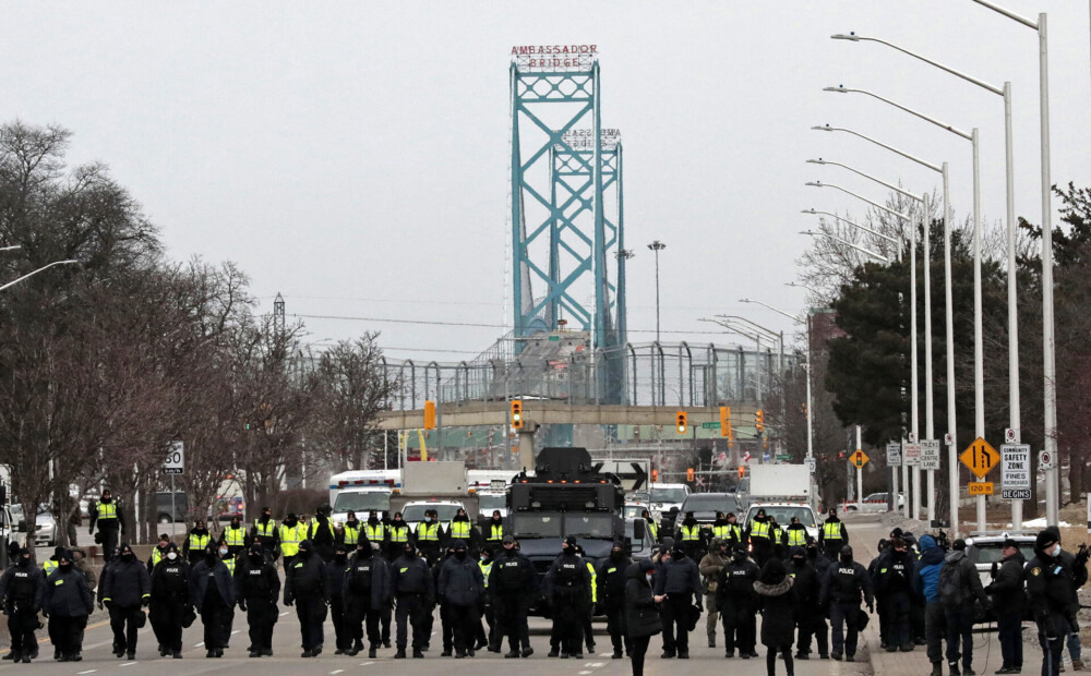 Kanādas policijai izdevies pilnībā atbrīvot no protestētājiem nozīmīgu tiltu uz robežas ar ASV