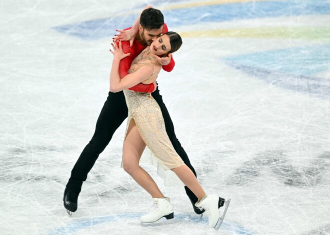 Francijas duets Papadakisa/Sizerons uzvar Pekinas Olimpiādē dejās uz ledus