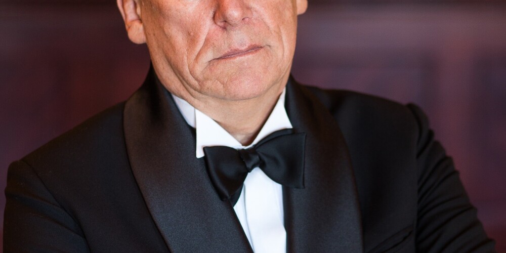 Samsons Izjumovs (dzimis 1950. gada 20. maijā) ir operdziedātājs, kamerdziedātājs un ilggadējs Latvijas Nacionālās operas solists - baritons. Koncertējis Latvijā, Krievijā, Lietuvā, Igaunijā, Vācijā, Polijā, Holandē, Austrijā, Itālijā, Šveicē, Beļģijā, Spānijā, Anglijā un Somijā un citviet. Samsona Izjumova balss tembram piemīt „samtaina nokrāsa”, viņa baritonam raksturīgs „sulīgs” un silts skanējums.