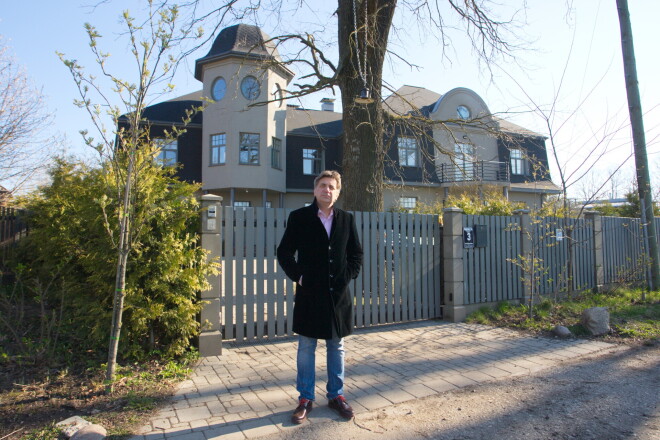 Andrejs Ēķis pie savas mājas.