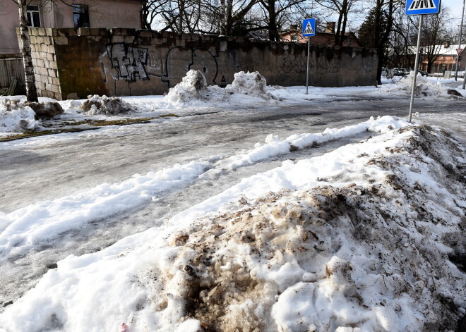 "Сколько людей попали с травмами в больницы": жители Риги в ужасе - весь город превратился в каток с ледяными глыбами