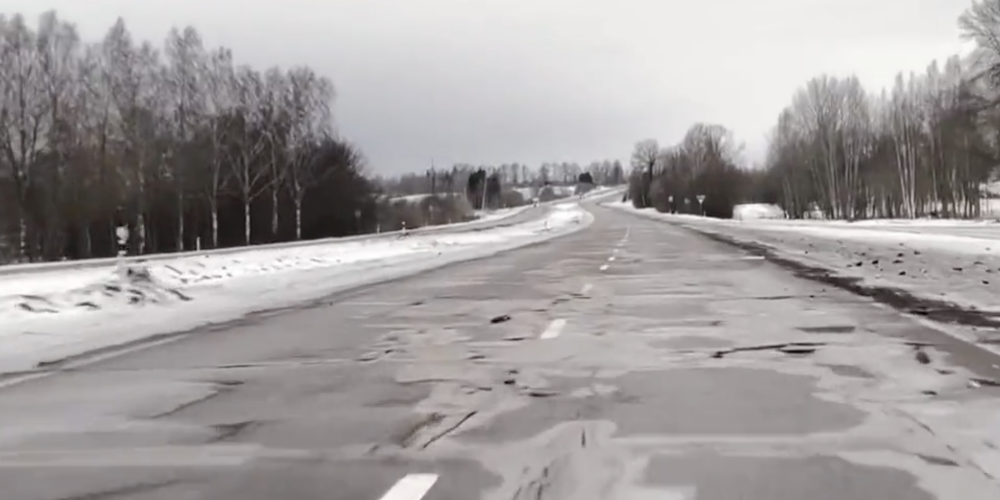 Slikta ceļa seguma dēļ uz Daugavpils šosejas pie pilsētas ieviesti jauni ātruma ierobežojumi