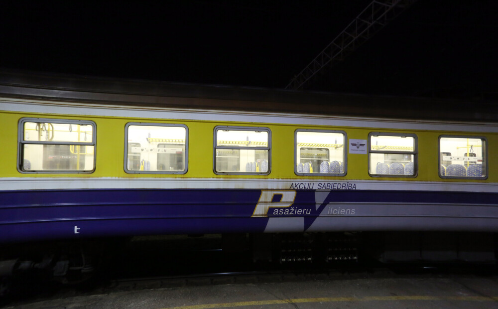 Uz sliedēm notriekta gājēja dēļ atcelti divi maršruta Rīga-Jelgava vilciena reisi