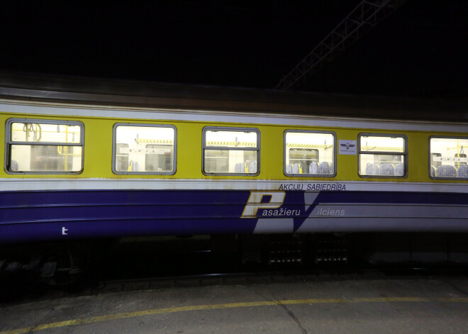 Uz sliedēm notriekta gājēja dēļ atcelti divi maršruta Rīga-Jelgava vilciena reisi