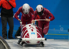 Pekinā sacensības divniekos noslēgs Latvijas bobslejisti; hokejisti tiksies ar Dāniju