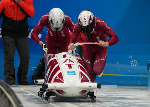 Pekinā sacensības divniekos noslēgs Latvijas bobslejisti; hokejisti tiksies ar Dāniju