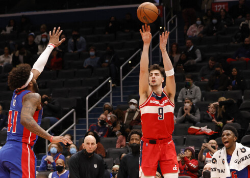 No kreisās: "Pistons" vienības Sadiks Bejs un "Wizards" Deni Avdija.
