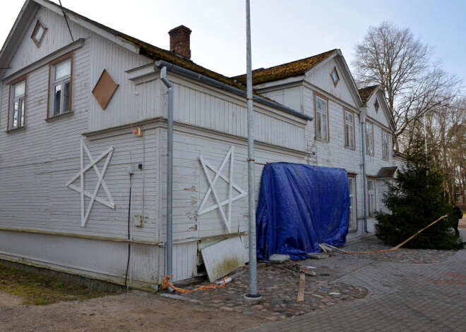 Дрифтовал и не справился с управлением: в Курземе мужчина на легковушке врезался в фасад местного кафе