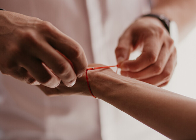 Зачем нужна красная нить на запястье: как правильно ее завязывать и носить?