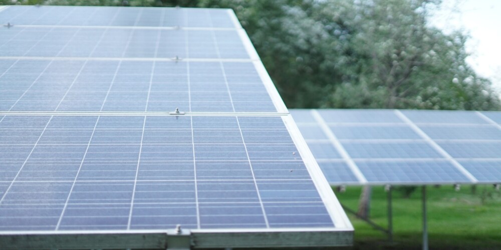Veikalu tīkls "Elvi" investēs pusmiljonu eiro saules paneļu uzstādīšanā