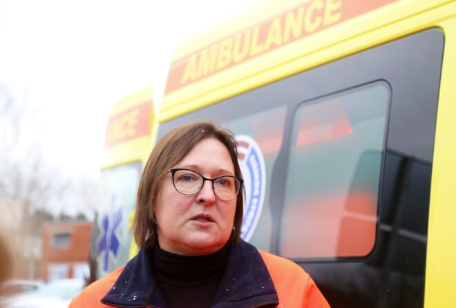 Neatliekamās medicīniskās palīdzības dienesta vadītāja Liene Cipule atzinusi, ka pie viņas mājas durvīm izbērti atkritumi vai cilvēku grupa dziedājusi, ka pandēmijas nav.