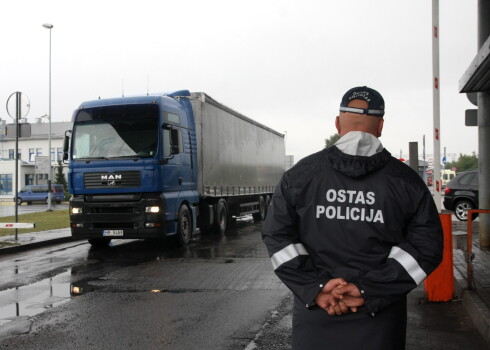 Ostas policija teorētiski var kļūt par nelikumīgu militāru formējumu.