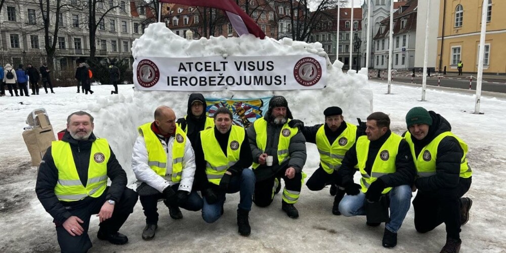 Šādi "brīvības konvoja" dalībnieku izveidotā "nometne" blakus Rīgas pilij izskatījās īsu brīdi pirms tās izjaukšanas.