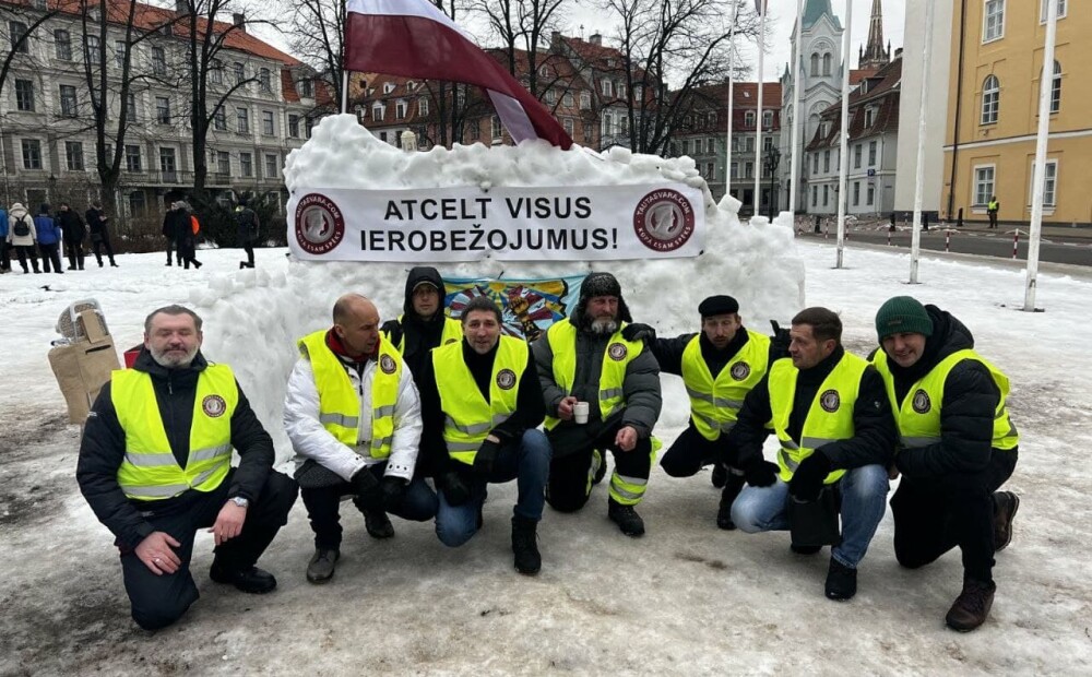 VIDEO: pēc deviņu dienu protestēšanas policija no Rīgas pils priekšas aizdzen “brīvības konvoja” dalībniekus