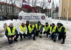 Šādi "brīvības konvoja" dalībnieku izveidotā "nometne" blakus Rīgas pilij izskatījās īsu brīdi pirms tās izjaukšanas.