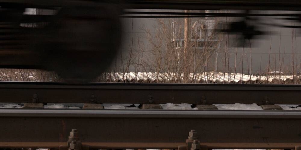 Мужчина не реагировал на звуковые сигналы: поезд насмерть сбил человека возле станции "Тирайне"