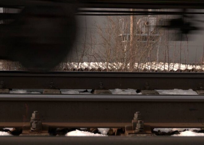 Мужчина не реагировал на звуковые сигналы: поезд насмерть сбил человека возле станции "Тирайне"