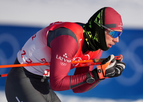 Latvijas distanču slēpotāji olimpisko spēļu sprinta pusfinālā izcīna 11. vietu un nekvalificējas finālam