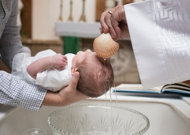 Tūkstošiem kristību atzītas par nederīgām, jo priesteris tajās izmantojis vienu nepareizu vārdu