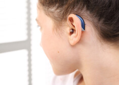 Nedzirdīgo bērnu iespēja lietot dzirdes aparātus joprojām ir atkarīga no vecāku finansiālajām spējām
