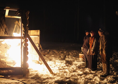 FOTO: ar ugunsgrēku rijā atsāk filmas “Zeme, kas dzied” filmēšanu