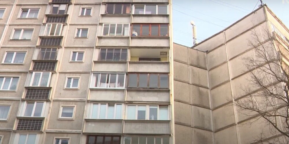 Daudzdzīvokļu nama iemītnieki Rīgā paliek bez ūdens, jo santehniķis atsakās ieiet Covid-19 inficētā dzīvoklī