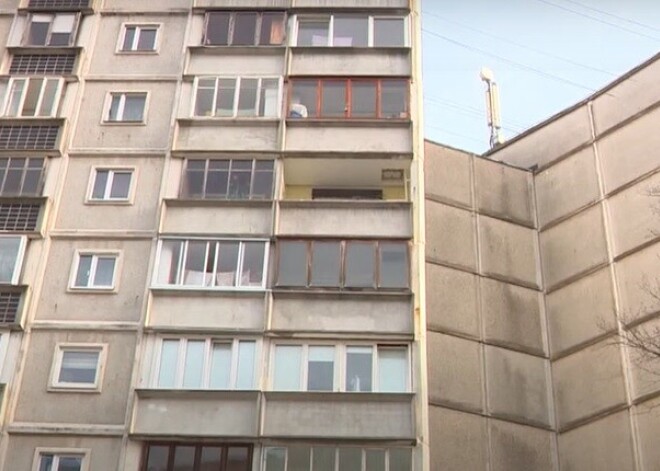 Daudzdzīvokļu nama iemītnieki Rīgā paliek bez ūdens, jo santehniķis atsakās ieiet Covid-19 inficētā dzīvoklī