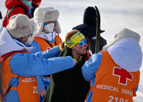 Valentīna Kaminska saņem medicīnisko palīdzību pēc finiša 4x5 kilometru stafetē.