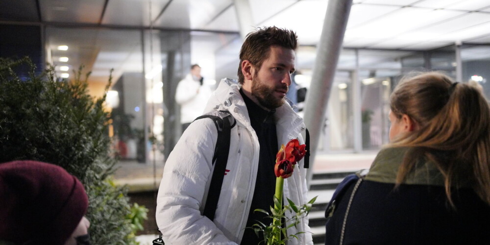 Tuvinieku apskāvieni un ziedu klēpji sagaida latviešu olimpiešus lidostā
