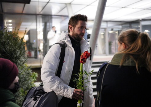 Tuvinieku apskāvieni un ziedu klēpji sagaida latviešu olimpiešus lidostā