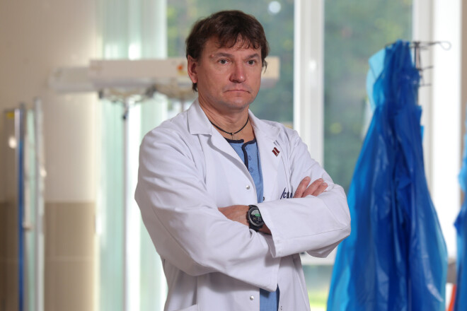 “Šis rūpals faktiski ir apreibinošu vielu tirgošana,” saka anesteziologs reanimatologs Roberts Stašinskis, kurš regulāri glābj sarkano mušmiru cienītājus.