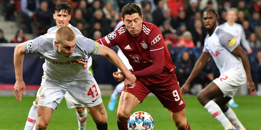 "Bayern" snaiperis Roberts Levandovskis (pa labi) cīņā ar dāņu aizsargu Rasmusu Kristensenu.