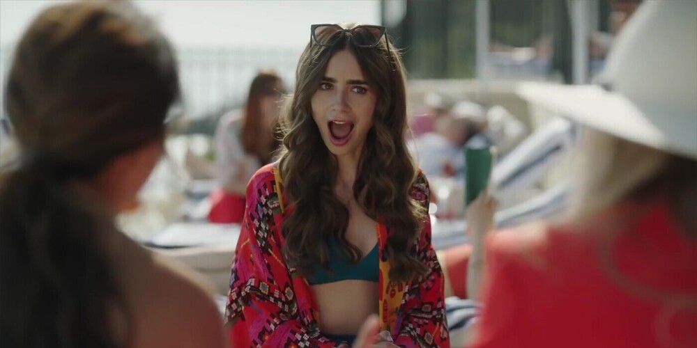 „Emīlija Parīzē” stāsta par jaunu sievieti no ASV, kas strādā mārketinga nozarē. Viņa tiek pārcelta strādāt uz Parīzi sociālo mediju jomā, lai gan viņai nav atbilstošas kvalifikācijas un nav arī franču valodas zināšanu. 