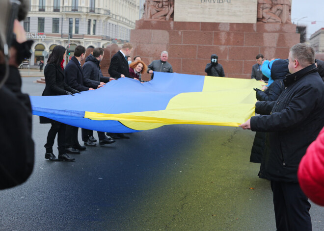 Turpinot "Ukrainas nedēļu" Rīgā, ceturtdien, 17. februārī, plkst.12.15 pie Brīvības pieminekļa tika izritināts lielais Ukrainas karogs.