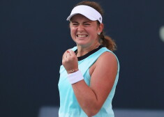 Ostapenko dramatiskā cīņā pieveic spēcīgo Kvitovu un iekļūst Dubaijas turnīra pusfinālā