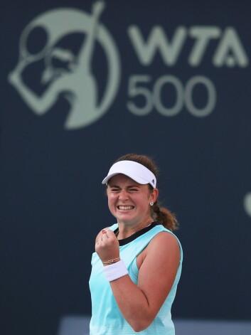 Aļona Ostapenko turpina veiksmīgo turnīru Dubaijā.