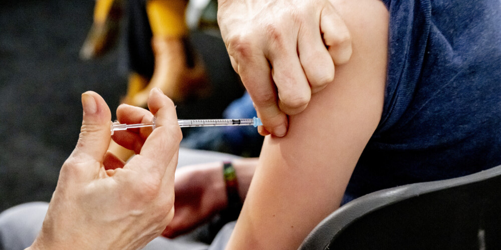 Vai vakcīnskeptiķu viedoklis ietekmē bērnu vakcinācijas aptveri? Skaidro speciālisti