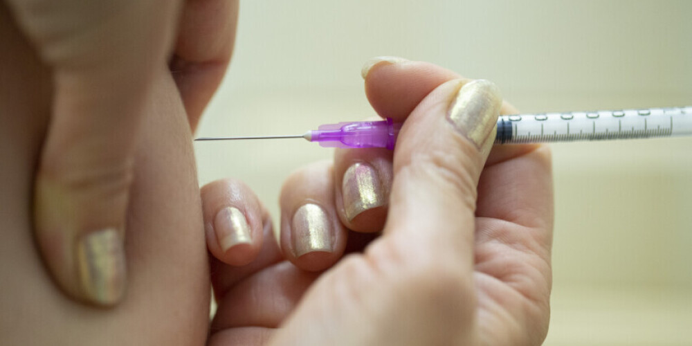 EZA rekomendē samazināt laiku starp pirmo Covid-19 vakcīnas devu un balstvakcīnas saņemšanu