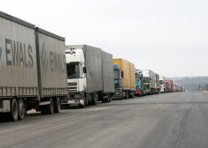 Veidojas garas kravas automašīnu rindas uz Latvijas-Krievijas un Latvijas-Baltkrievijas robežas